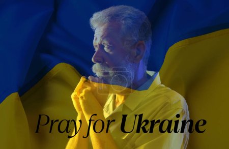 Foto de Doble exposición de la oración hombre maduro y bandera de Ucrania. Rezar por Ucrania - Imagen libre de derechos