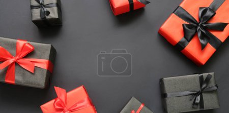 Téléchargez les photos : Cadre fait de boîtes-cadeaux sur fond sombre, vue de dessus - en image libre de droit