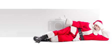 Liegender Weihnachtsmann mit leerem Poster auf weißem Grund 