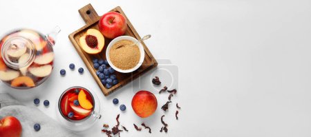 Téléchargez les photos : Thé aux fruits savoureux avec sucre sur fond clair avec espace pour le texte - en image libre de droit