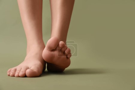 Téléchargez les photos : Femme pieds nus sur fond de couleur, gros plan - en image libre de droit