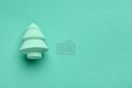 Téléchargez les photos : Éponge de maquillage en forme d'arbre de Noël sur fond de menthe - en image libre de droit