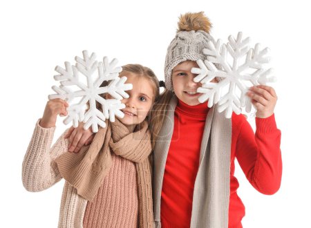 Téléchargez les photos : Petits enfants avec des flocons de neige sur fond blanc - en image libre de droit