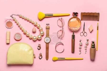 Téléchargez les photos : Sac jaune avec cosmétiques et accessoires sur fond rose - en image libre de droit