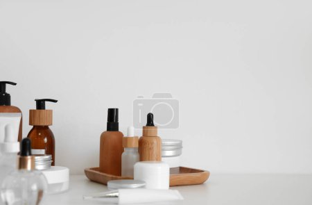 Téléchargez les photos : Ensemble de différents produits cosmétiques sur fond clair - en image libre de droit
