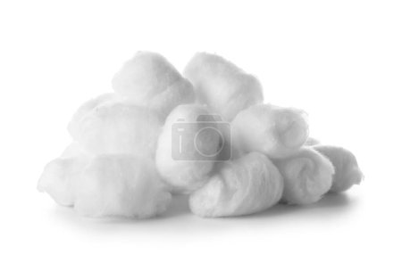 Bolas de algodón suave sobre fondo blanco