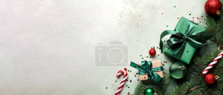 Téléchargez les photos : Composition avec branches de sapin, cadeaux de Noël et décorations sur fond clair avec espace pour le texte - en image libre de droit