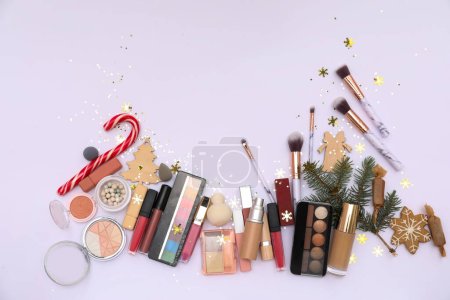 Téléchargez les photos : Cadre en produits de maquillage et décor de Noël sur fond blanc - en image libre de droit