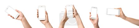 Foto de Collage de manos sosteniendo teléfonos móviles con pantallas en blanco sobre fondo blanco - Imagen libre de derechos