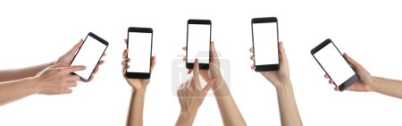 Foto de Conjunto de manos que sostienen teléfonos móviles con pantallas en blanco sobre fondo blanco - Imagen libre de derechos