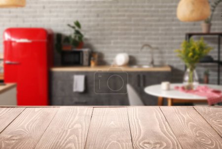 Table en bois vide à l'intérieur de la cuisine moderne