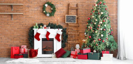 Moderner Kamin und Baum mit Geschenken im weihnachtlich dekorierten Zimmer