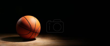 Foto de Pelota para jugar al baloncesto sobre fondo oscuro con espacio para texto - Imagen libre de derechos