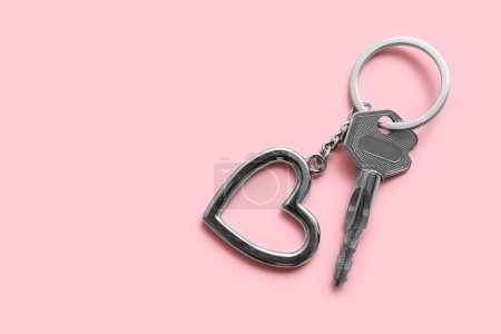 Téléchargez les photos : Clé avec porte-clés en forme de coeur sur fond rose - en image libre de droit