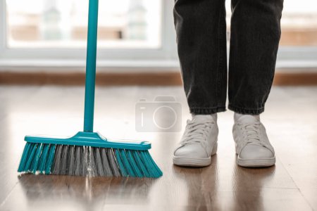 Téléchargez les photos : Femme avec balai de nettoyage dans la chambre, gros plan - en image libre de droit