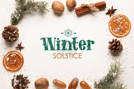 Téléchargez les photos : Belle carte de vœux pour la célébration du solstice d'hiver avec des décorations naturelles - en image libre de droit