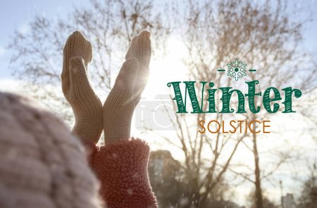 Foto de Manos de mujer joven en mitones al aire libre. Celebración del solsticio de invierno - Imagen libre de derechos