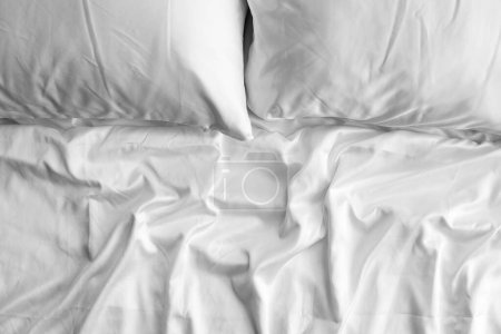 Foto de Sábanas blancas y almohadas en la cama, primer plano - Imagen libre de derechos