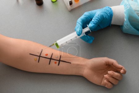 Téléchargez les photos : Médecin avec seringue faisant un test cutané d'allergie sur la main du patient en clinique, gros plan - en image libre de droit