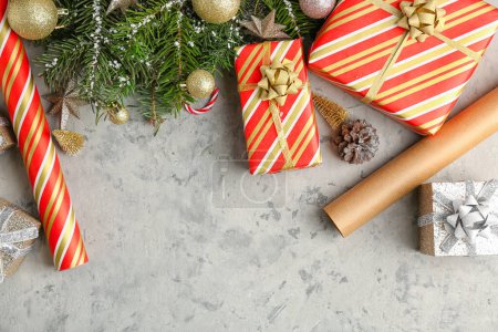 Téléchargez les photos : Composition avec cadeaux de Noël, branches de sapin, décorations et papier d'emballage sur fond grunge - en image libre de droit
