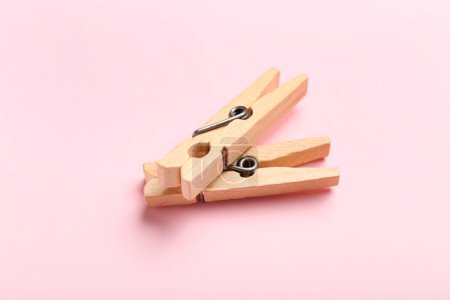 Téléchargez les photos : Deux pinces à linge en bois sur fond rose - en image libre de droit