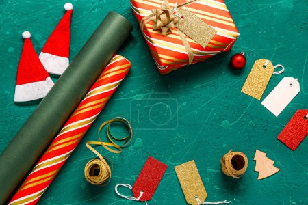 Téléchargez les photos : Cadre en cadeau de Noël, matériaux d'emballage et décorations sur fond de couleur - en image libre de droit