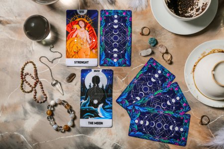 Magische Attribute von Wahrsagern und Tarotkarten auf dem Tisch