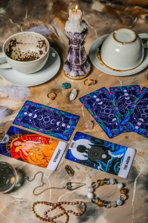 Magische Attribute von Wahrsagern und Tarotkarten auf dem Tisch