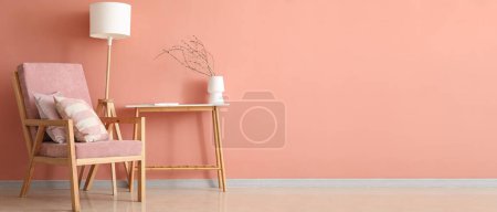 Téléchargez les photos : Intérieur du salon élégant avec fauteuil rose, table et lampadaire. Bannière pour le design - en image libre de droit