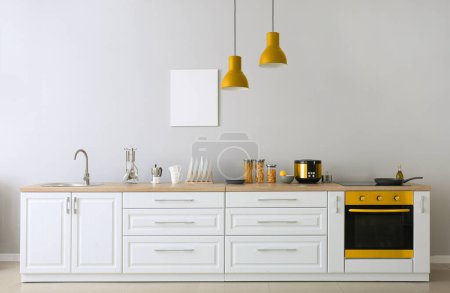 Téléchargez les photos : Intérieur de la cuisine lumineuse avec four jaune moderne - en image libre de droit