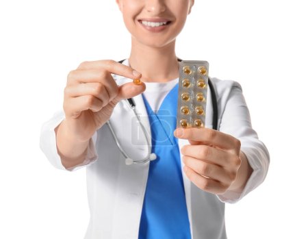 Médico femenino con vitaminas sobre fondo blanco, primer plano