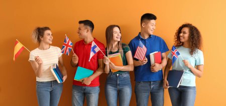 Junge Sprachschüler auf orangefarbenem Hintergrund