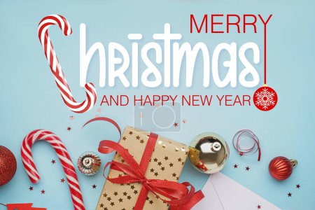 Téléchargez les photos : Belle carte de voeux pour Noël et le Nouvel An avec cadeau et décor - en image libre de droit