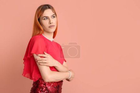 Junge Transgender-Frau mit schöner Maniküre auf rosa Hintergrund