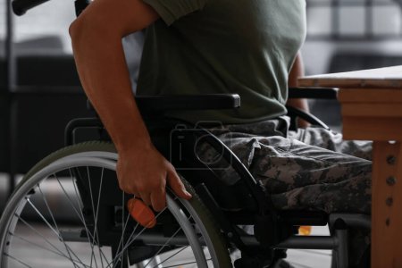 Téléchargez les photos : Jeune soldat en fauteuil roulant à la maison, gros plan - en image libre de droit