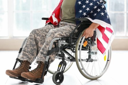 Téléchargez les photos : Jeune soldat en fauteuil roulant avec drapeau américain à la maison - en image libre de droit