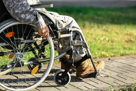 Téléchargez les photos : Jeune soldat en fauteuil roulant à l'extérieur - en image libre de droit