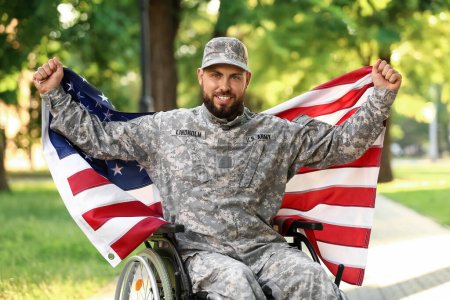 Téléchargez les photos : Jeune soldat en fauteuil roulant avec drapeau américain à l'extérieur - en image libre de droit