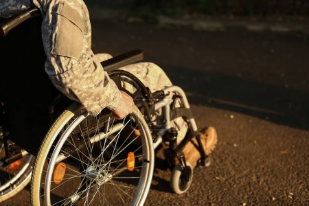 Téléchargez les photos : Jeune soldat en fauteuil roulant à l'extérieur, gros plan - en image libre de droit