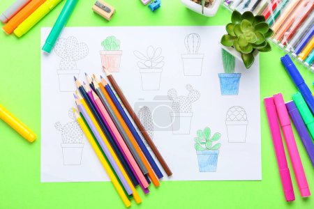 Téléchargez les photos : Coloriage, feutres, crayons et pot de fleurs sur fond vert - en image libre de droit