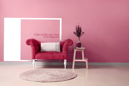 Téléchargez les photos : Fauteuil élégant et confortable près du mur rose dans la chambre. Viva Magenta - couleur de la nouvelle année 2023 - en image libre de droit