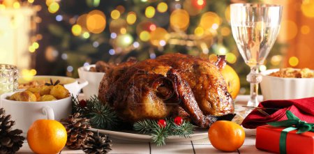 Téléchargez les photos : Poulet cuit au four sur une table de fête pour le dîner de Noël - en image libre de droit
