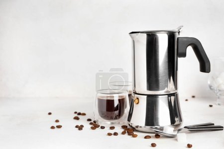 Foto de Cafetera Geyser, vaso de café espresso y frijoles sobre fondo blanco - Imagen libre de derechos