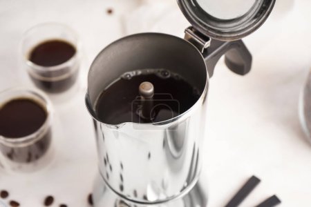 Foto de Cafetera géiser con espresso en la cocina, primer plano - Imagen libre de derechos