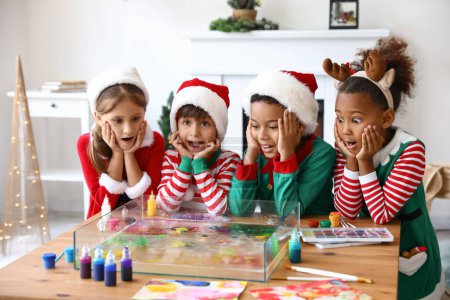 Téléchargez les photos : Petits enfants en costumes de Noël à l'atelier de peinture Ebru - en image libre de droit