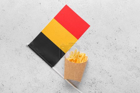 Téléchargez les photos : Drapeau de Belgique et boîte en papier avec frites sur fond clair - en image libre de droit