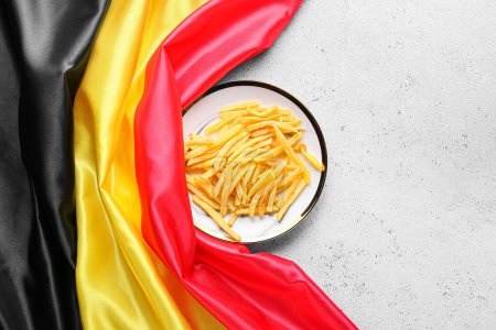 Téléchargez les photos : Drapeau de Belgique et assiette avec frites sur fond clair - en image libre de droit