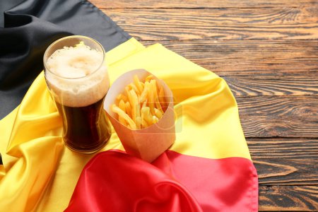 Téléchargez les photos : Drapeau de Belgique, verre de bière et boîte en papier avec frites sur fond bois - en image libre de droit