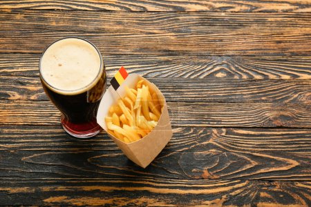Téléchargez les photos : Verre de Belgique bière et frites sur fond bois - en image libre de droit
