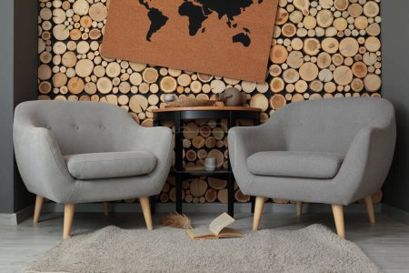 Intérieur du salon avec fauteuils confortables près du mur en bois